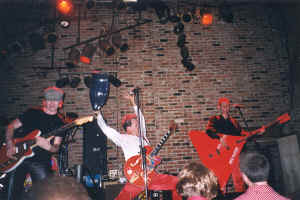 RedElvises9.jpg (100596 bytes)