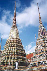 stupa.jpg (79854 bytes)